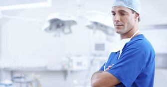 Bakterielle Infektion: Wie real ist die Gefahr vor Krankenhauskeimen? | apomio Gesundheitsblog