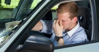 Entscheidende Sekunden - wenn die Müdigkeit am Steuer übernimmt! | apomio Gesundheitsblog