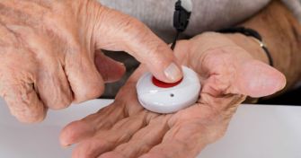 Notrufsysteme für Senioren: Mehr Sicherheit fürs zu Hause | apomio Gesundheitsblog