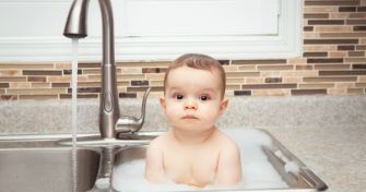 Richtige Pflege für empfindliche Kinderhaut | apomio Gesundheitsblog