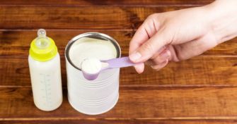 Stillen oder Fläschchennahrung: Babys gedeihen mit beidem gut! | apomio Gesundheitsblog