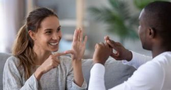 Es gilt das unausgesprochene Wort: Verständigung mit der Gebärdensprache | apomio Gesundheitsblog