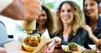 Das Auge isst mit – und was unser Essverhalten sonst noch beeinflusst | apomio Gesundheitsblog