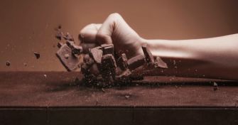 Süchtig nach dem Kick: Wie Suchtmittel das Belohnungssystem austricksen | apomio Gesundheitsblog