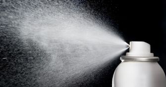 Deos mit Aluminium – Welche Menge ist gefährlich? Welche Produkte sind verträglich? | apomio Gesundheitsblog