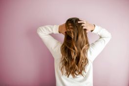 Haarausfall nach der Geburt: Warum er passiert – und wie du dein Haarwachstum natürlich unterstützen kannst | apomio Gesundheitsblog