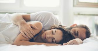 Welche Lebensmittel fördern einen tiefen Schlaf? | apomio Gesundheitsblog