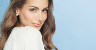 Lange Haare in kurzer Zeit: So können Sie das Haarwachstum beschleunigen | apomio Gesundheitsblog