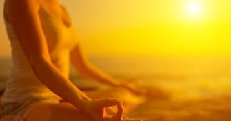 Meditation, Autogenes Training und der Weg zur Entspannung - Wie Sie effektiv abschalten und Ihren Stresspegel herunterfahren | apomio Gesundheitsblog