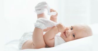 Schuppen bei Babys - Milchschorf oder Kopfgneis? | apomio Gesundheitsblog