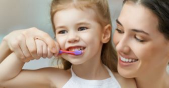 Mundhygiene, die glücklich macht: Über die richtige Pflege von Zähnen, Zunge und Zahnfleisch | apomio Gesundheitsblog