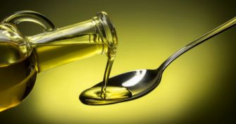 Ölziehen für eine gesunde Mundhygiene und Entgiftung | apomio Gesundheitsblog