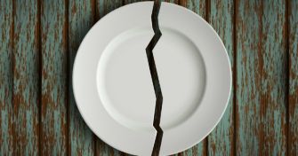 Essstörung Pica-Syndrom: Lust auf Glas, Erde oder Porzellan | apomio Gesundheitsblog