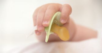 Größe, Form und Material: Wir beantworten die Schnuller-Frage | apomio Gesundheitsblog