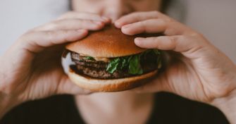 Unkontrollierbare Essanfälle: die Binge Eating-Störung | apomio Gesundheitsblog